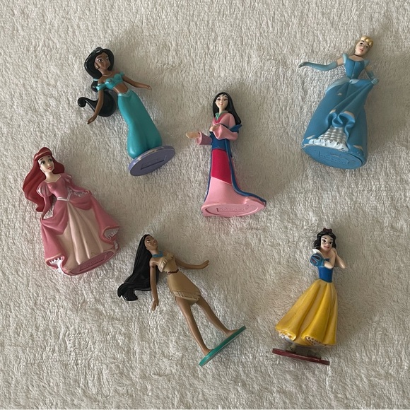 ⬇️Price⬇️ Bundle of 6 Disney Princess Doll Figurines - Picture 1 of 7